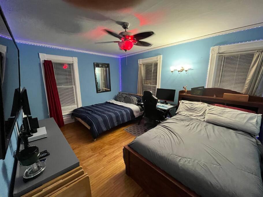 515Escape - Near downtown, private backyard, firepit, bbq, fun!