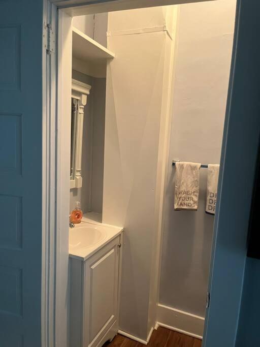 515Escape - Near downtown, private backyard, firepit, bbq, fun!