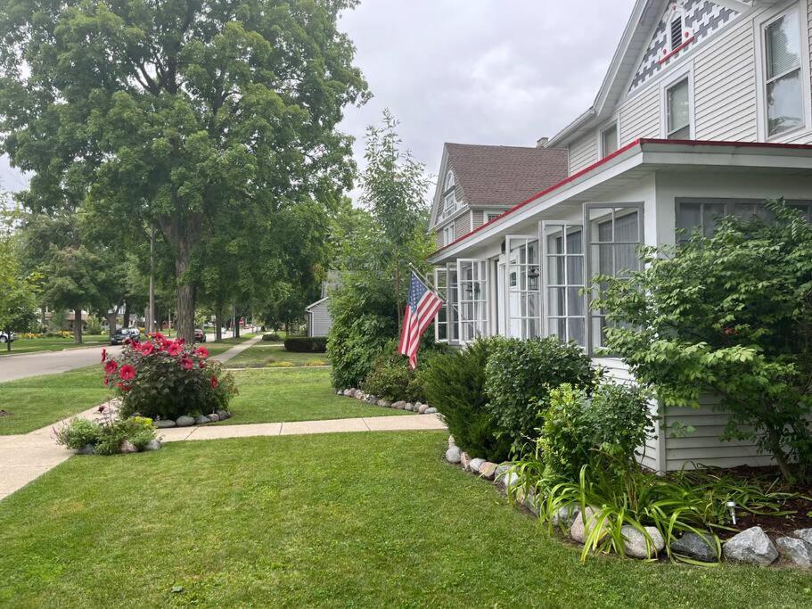 515Escape - Near downtown, private backyard, firepit, bbq, fun!