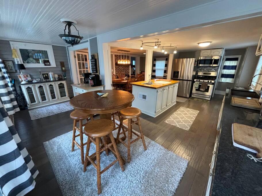 515Escape - Near downtown, private backyard, firepit, bbq, fun!