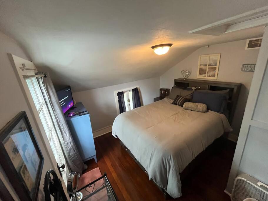 515Escape - Near downtown, private backyard, firepit, bbq, fun!