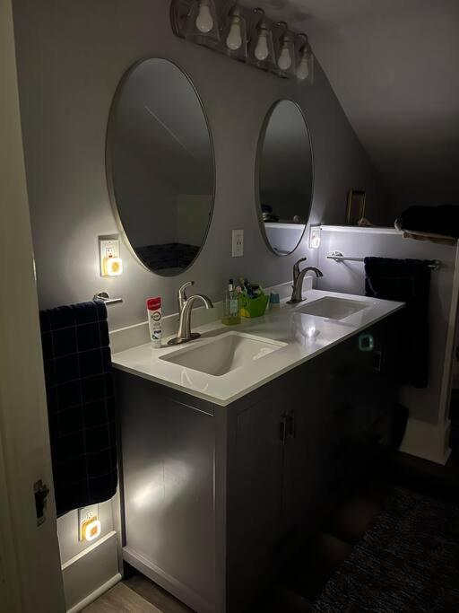 515Escape - Near downtown, private backyard, firepit, bbq, fun!