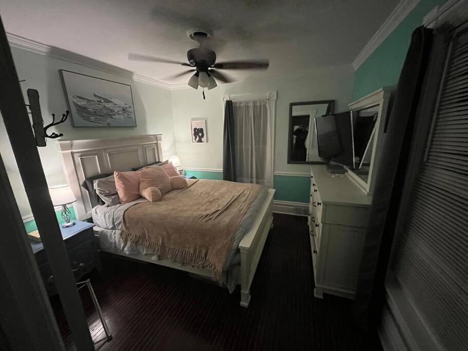 515Escape - Near downtown, private backyard, firepit, bbq, fun!