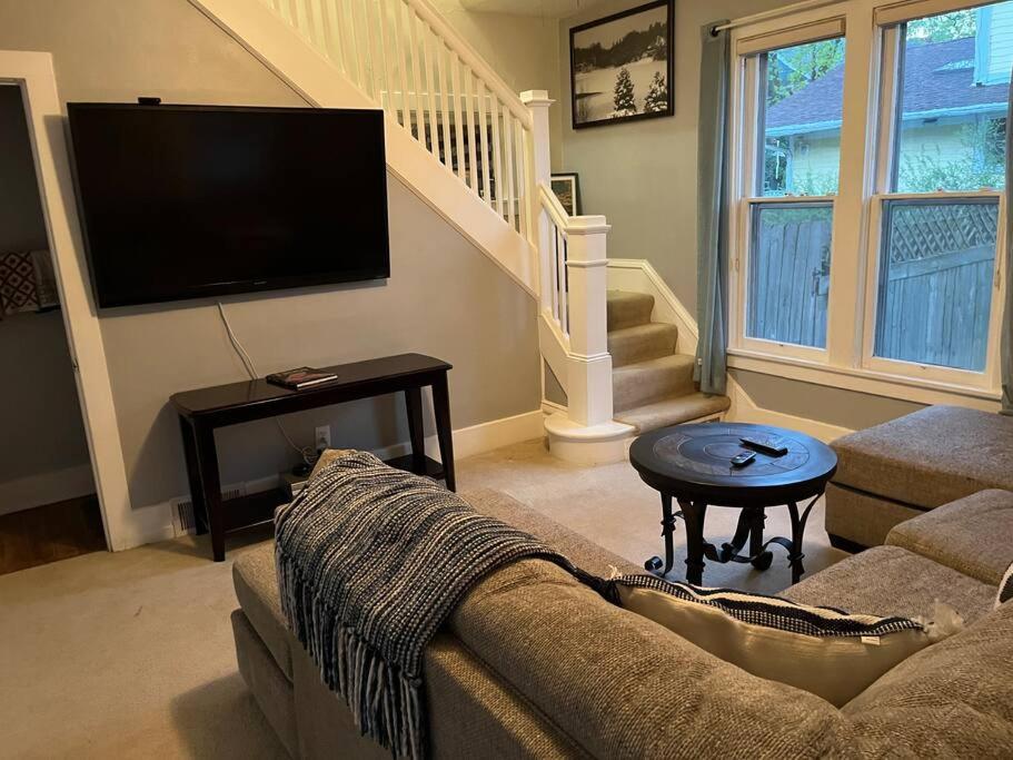 515Escape - Near downtown, private backyard, firepit, bbq, fun!