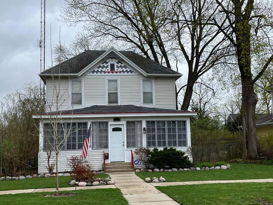 515Escape - Near downtown, private backyard, firepit, bbq, fun!