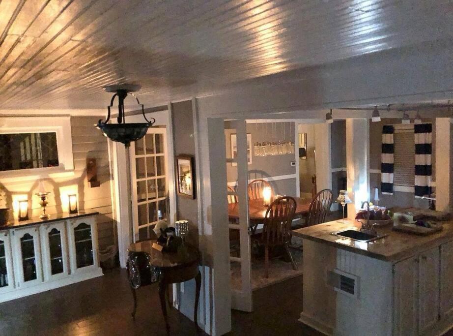 515Escape - Near downtown, private backyard, firepit, bbq, fun!