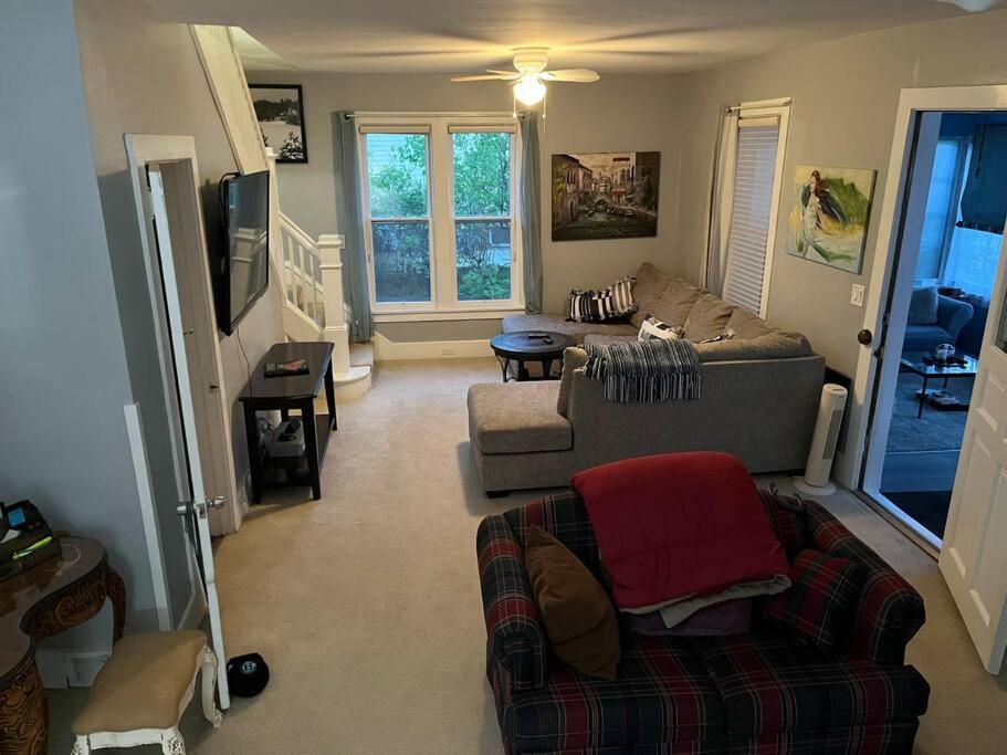 515Escape - Near downtown, private backyard, firepit, bbq, fun!