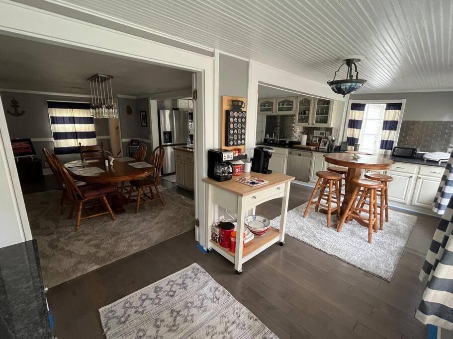 515Escape - Near downtown, private backyard, firepit, bbq, fun!