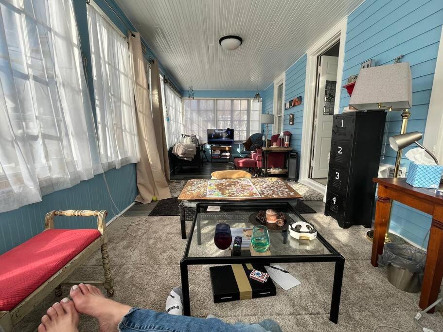 515Escape - Near downtown, private backyard, firepit, bbq, fun!