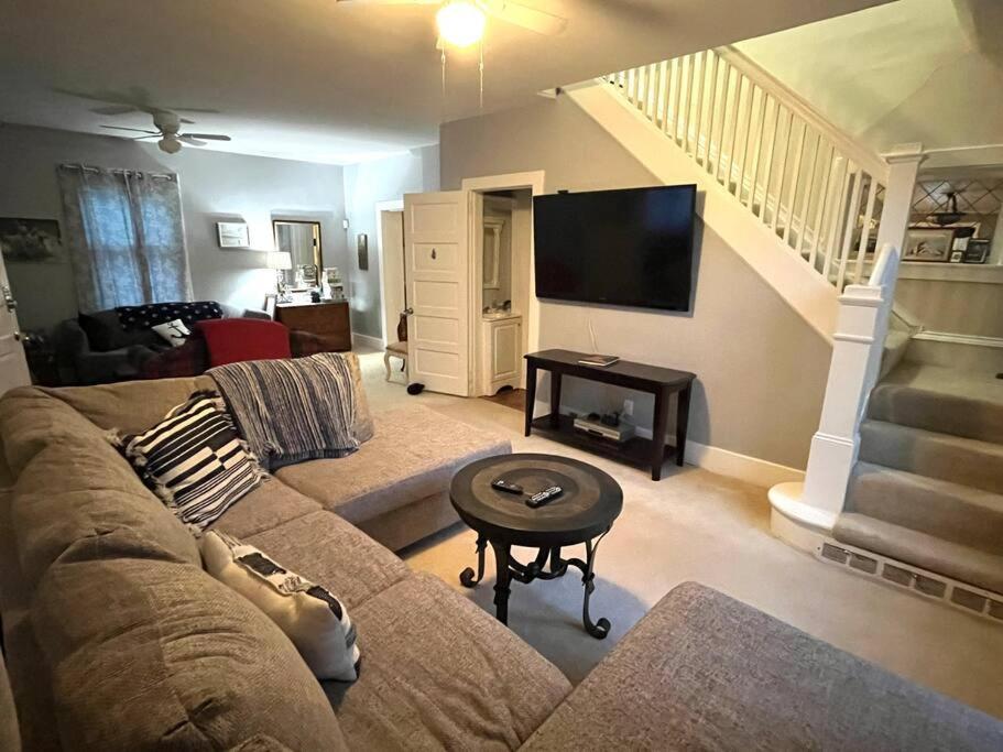 515Escape - Near downtown, private backyard, firepit, bbq, fun!