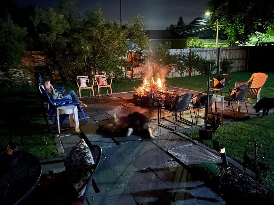 515Escape - Near downtown, private backyard, firepit, bbq, fun!