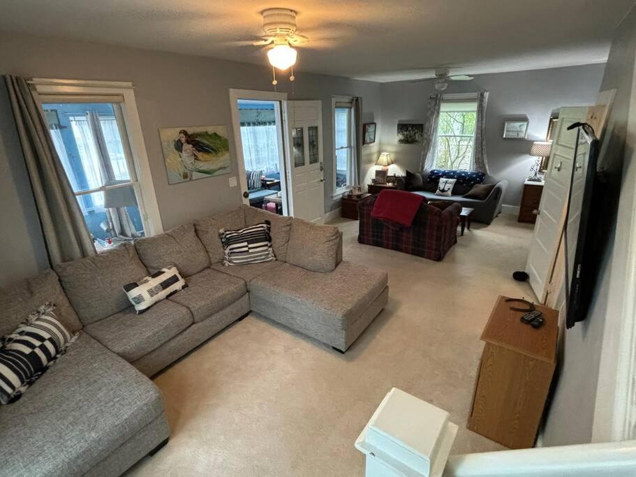 515Escape - Near downtown, private backyard, firepit, bbq, fun!