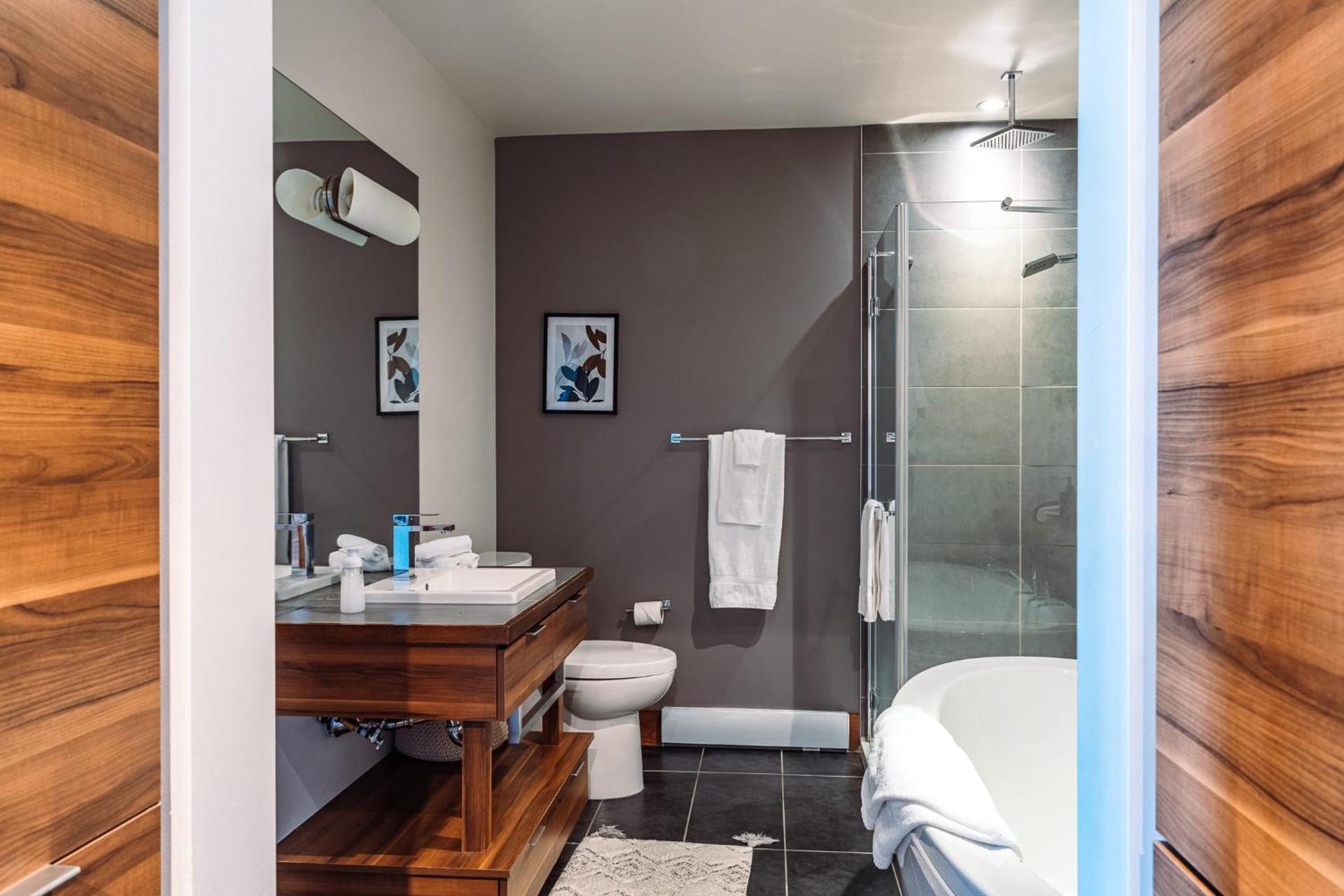 Lake Resort Suite: Views & Amenities