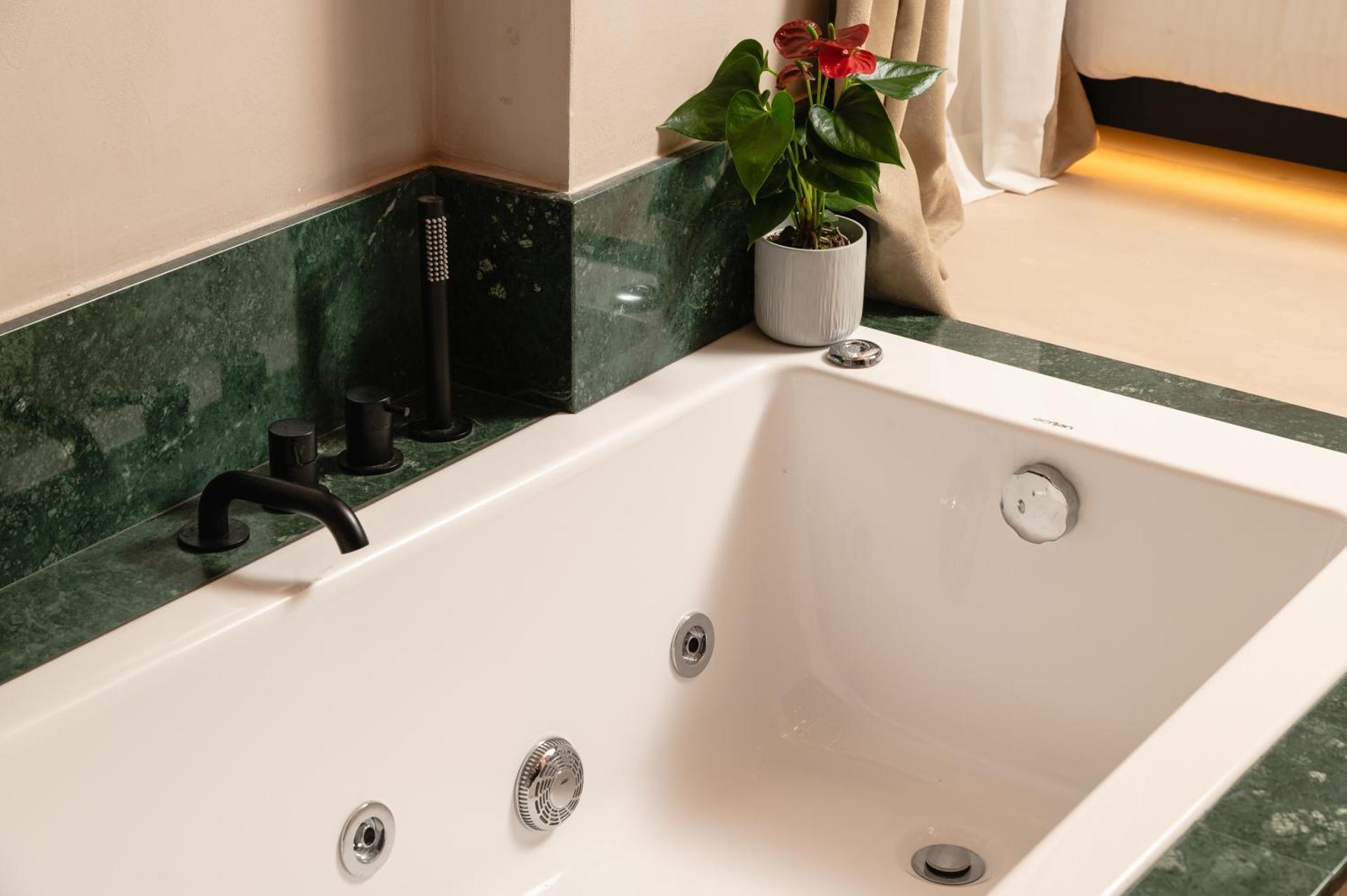 Studio mit Whirlpool