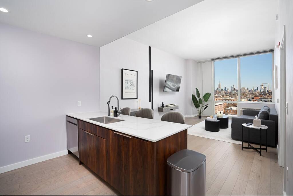 Empire State View - Luxury Apt - Shuttle to NYC