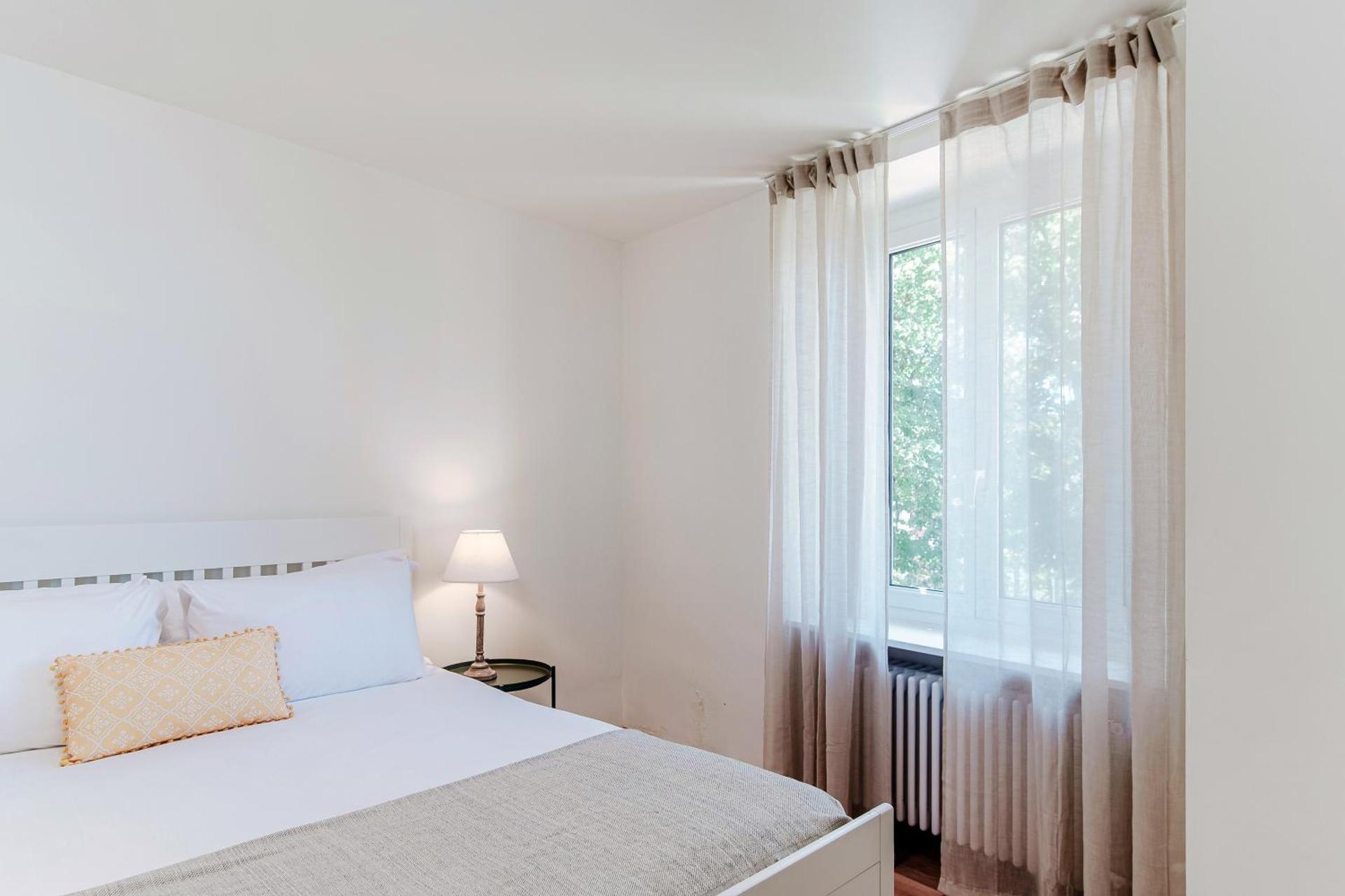 Dream Lake Apartments by Quokka 360 - Lake View