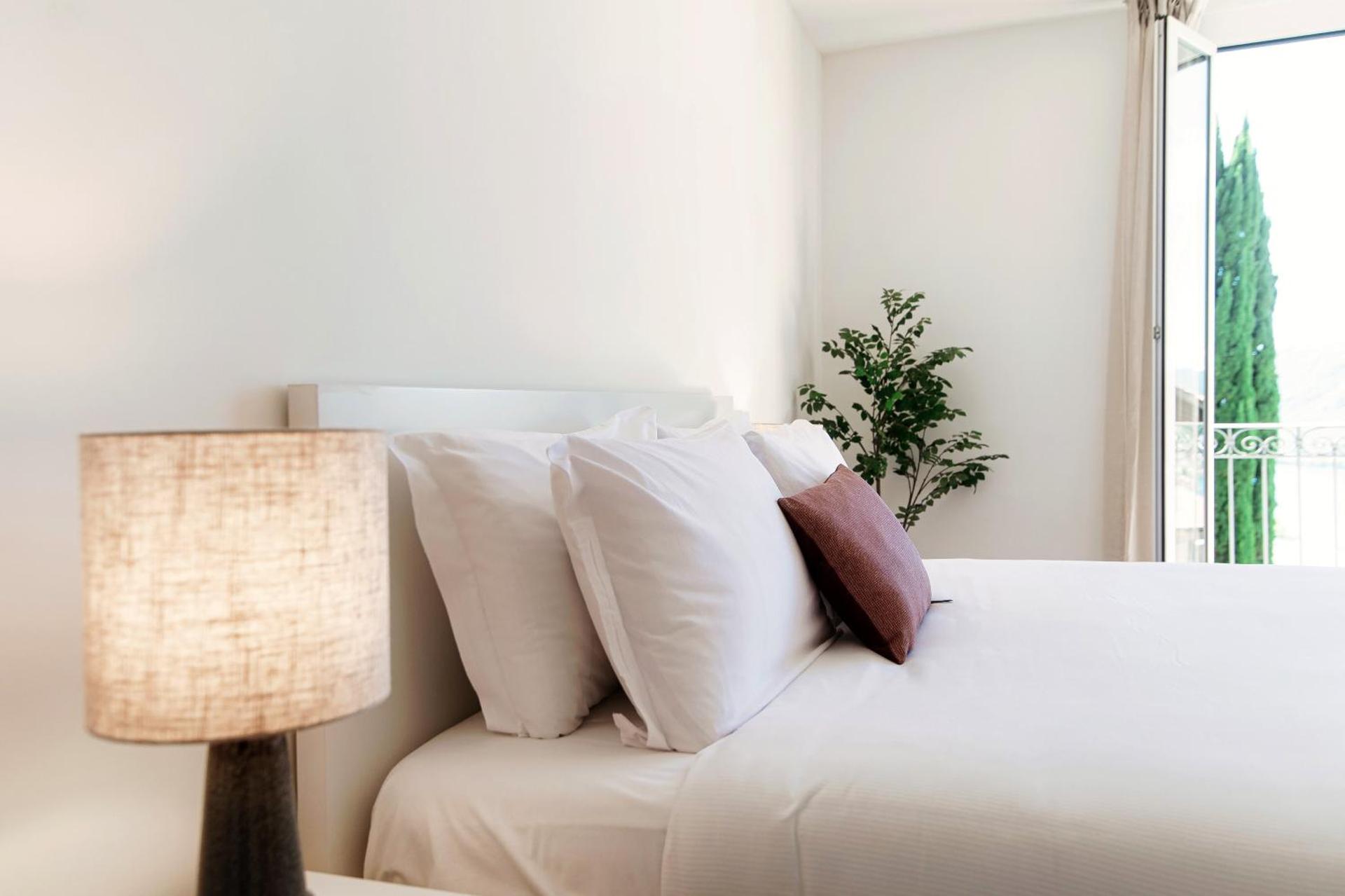 Dream Lake Apartments by Quokka 360 - Lake View