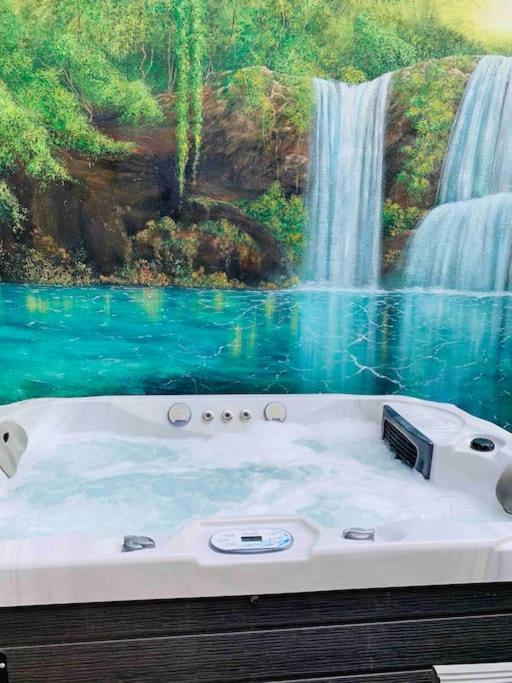 Mews House, Tewkesbury town centre, hot tub, pets