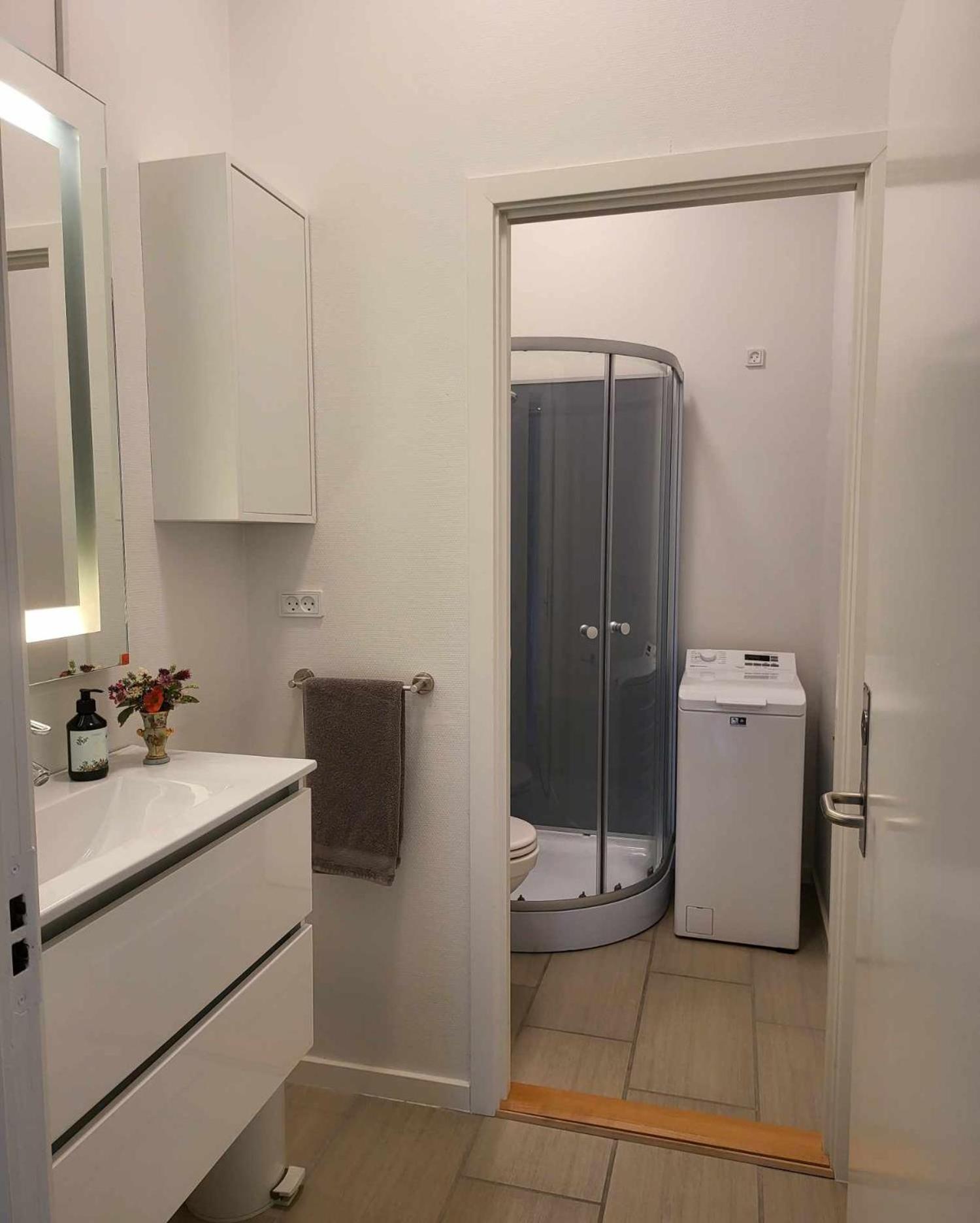 Modern & Homely Apartment - Free Parking