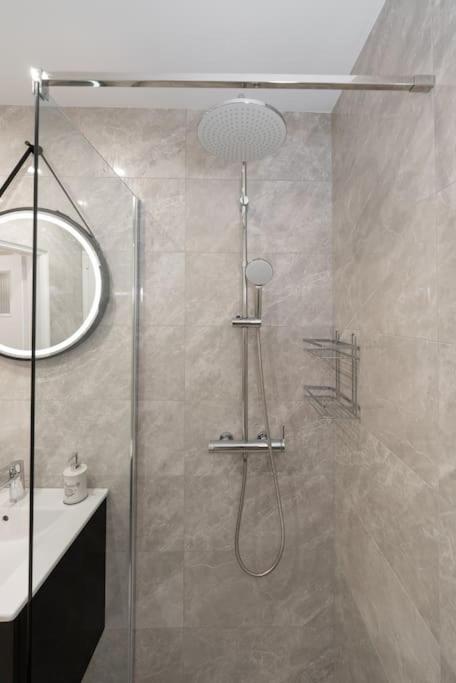 Sea Breeze 2 bedroom Apartment - 10 min walk to beach