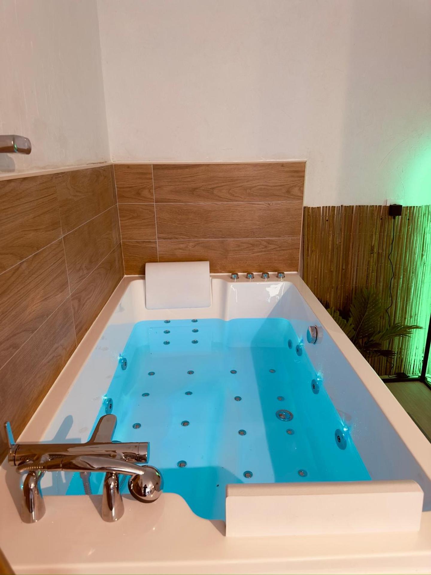 Amour l Romance l Chambre Secrète l Balnéo Massage