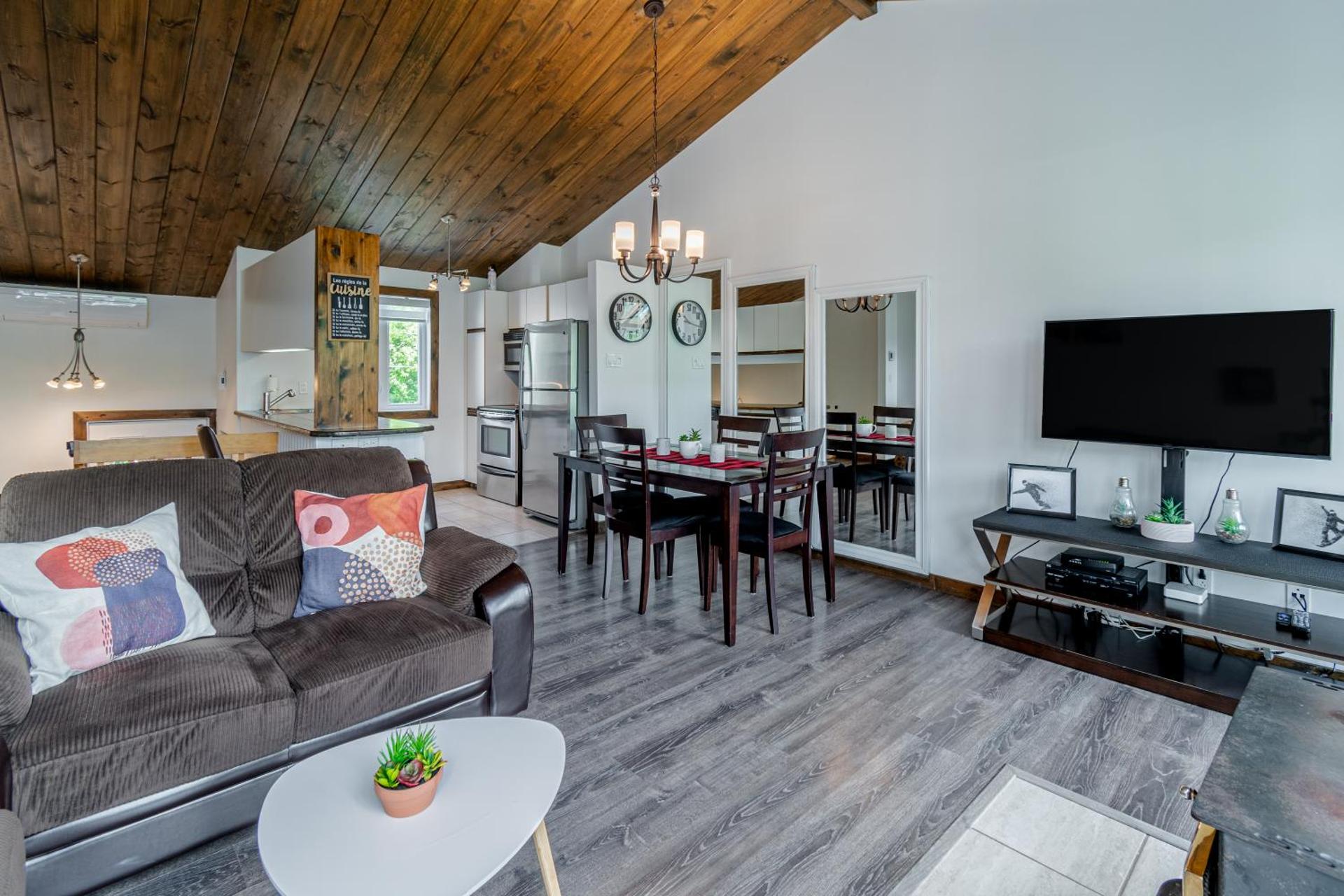 Superbe condo face aux pentes de ski Stoneham!!!