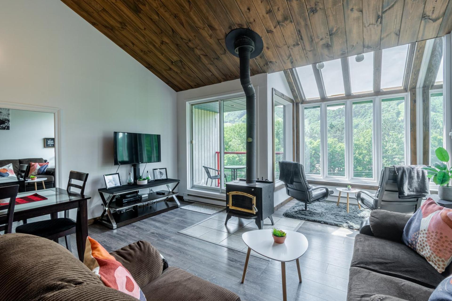 Superbe condo face aux pentes de ski Stoneham!!!