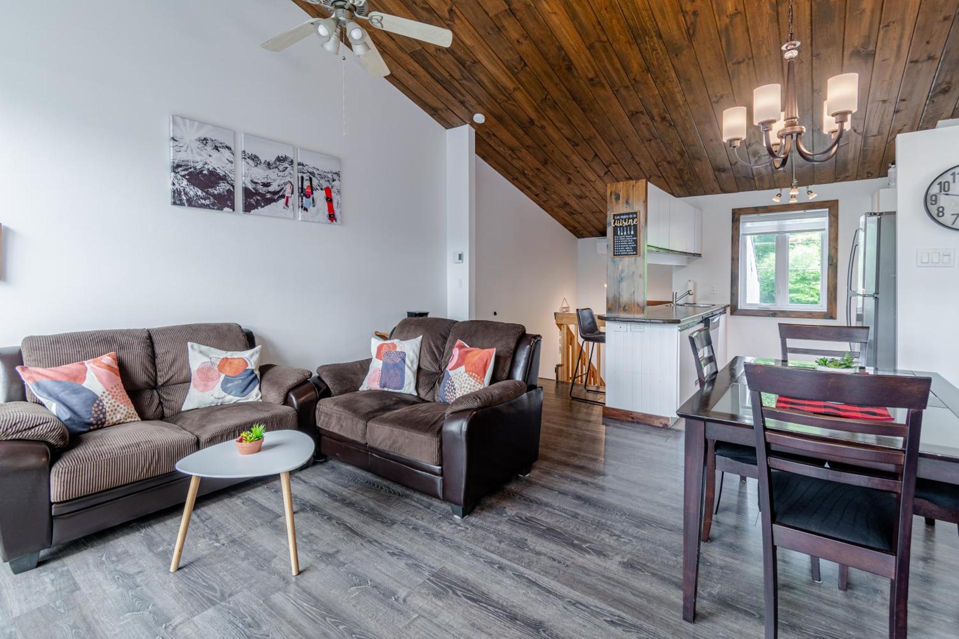 Superbe condo face aux pentes de ski Stoneham!!!