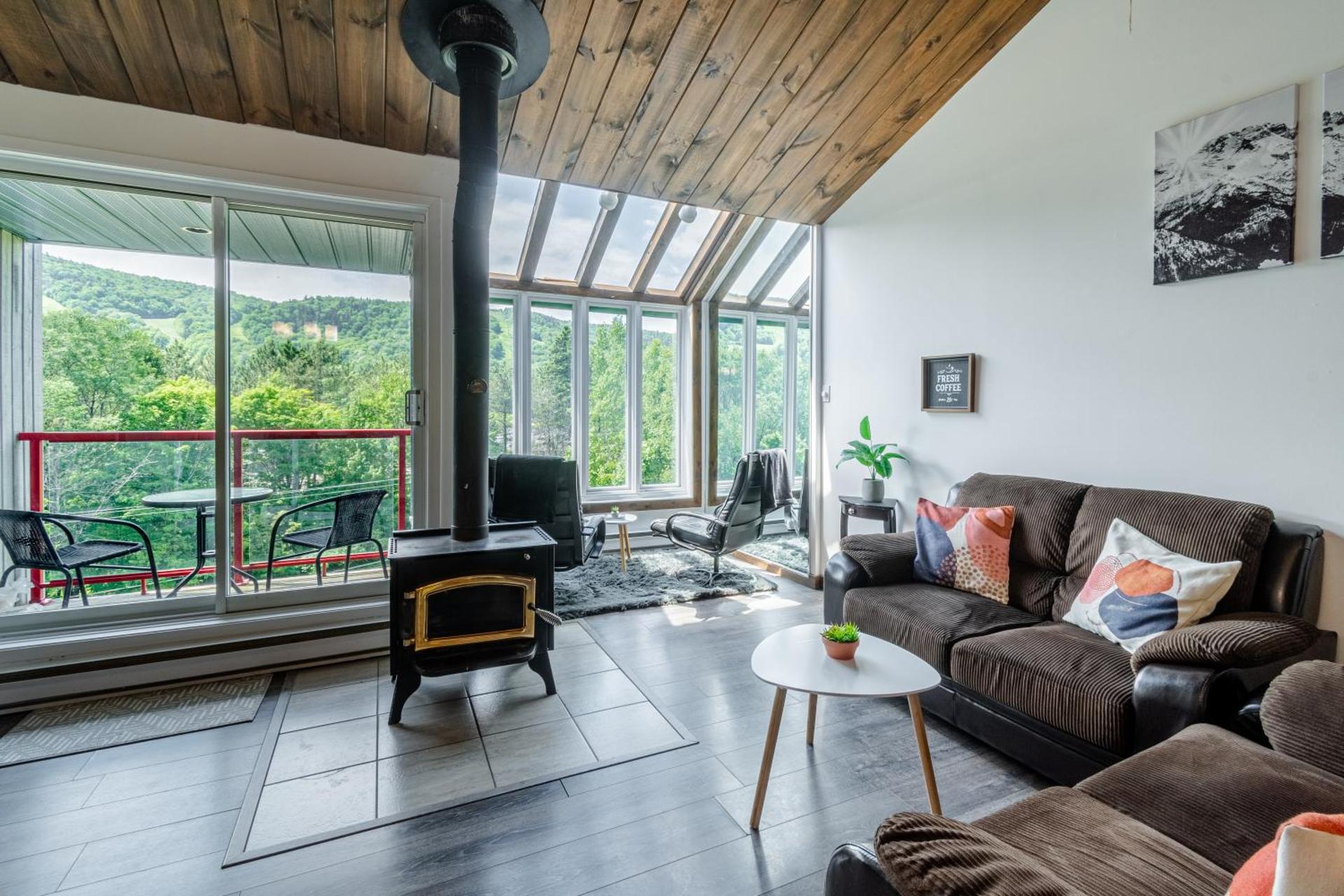 Superbe condo face aux pentes de ski Stoneham!!!