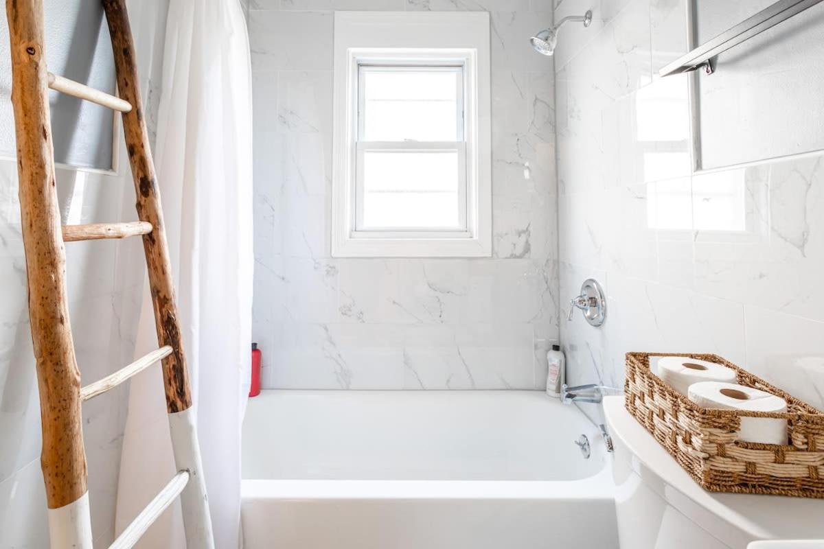 The Blue Sapphire 2BR 2 King beds & ample backyard