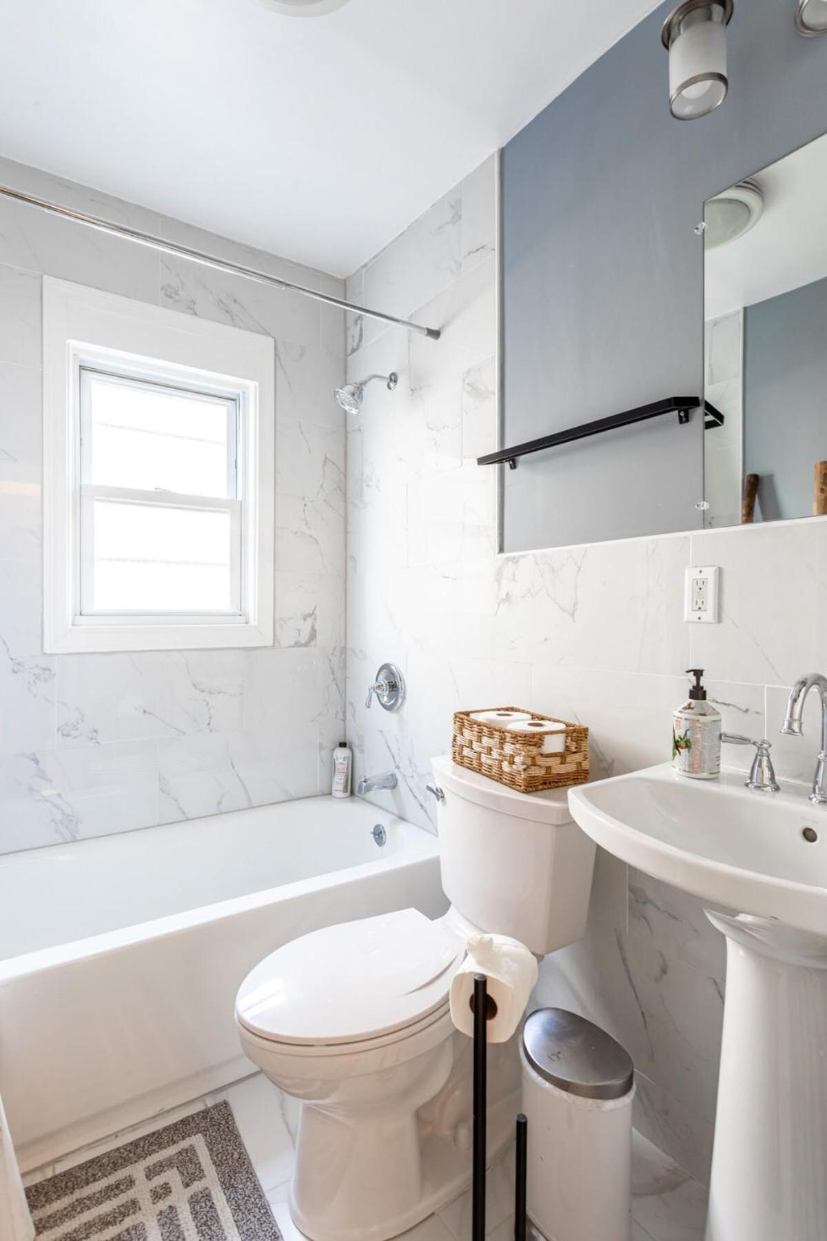 The Blue Sapphire 2BR 2 King beds & ample backyard