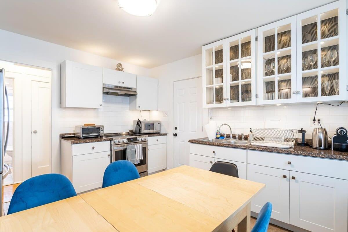 The Blue Sapphire 2BR 2 King beds & ample backyard