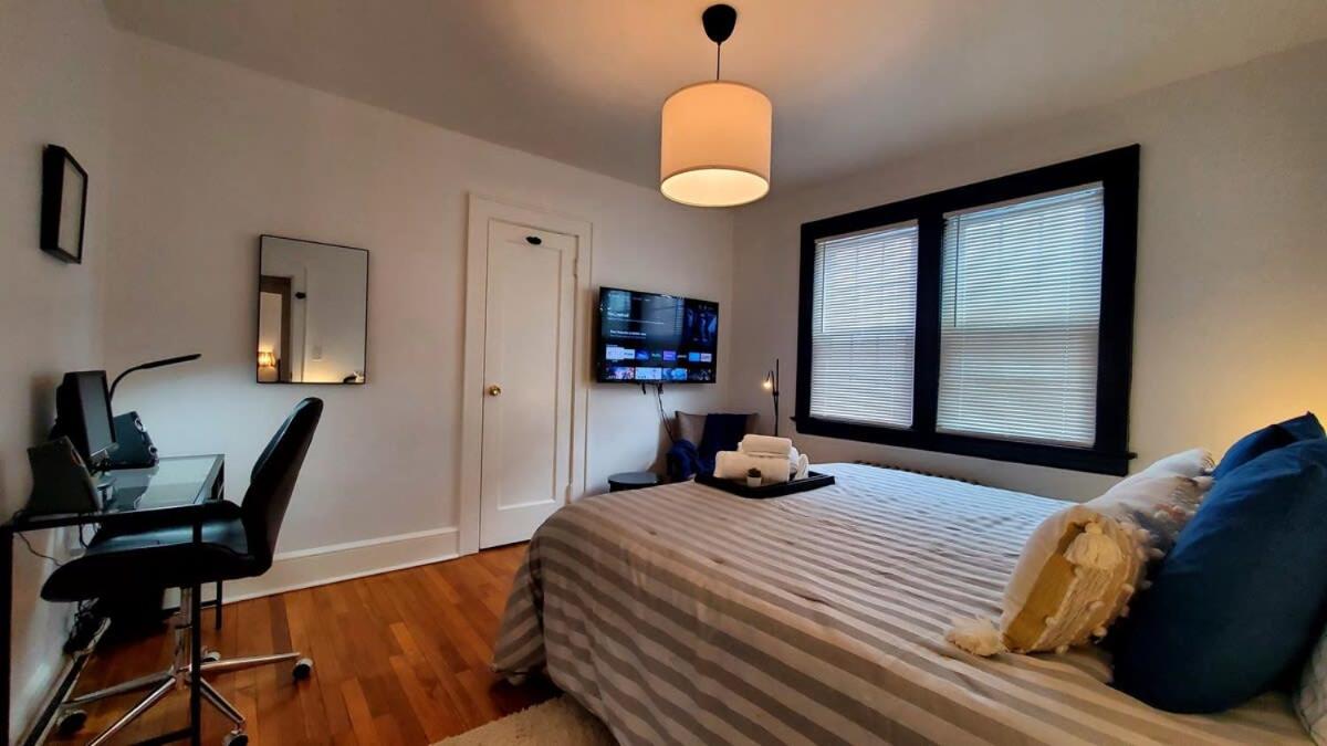 The Blue Sapphire 2BR 2 King beds & ample backyard