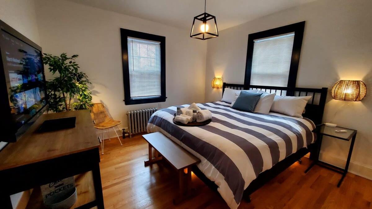 The Blue Sapphire 2BR 2 King beds & ample backyard