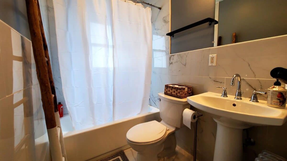 The Blue Sapphire 2BR 2 King beds & ample backyard