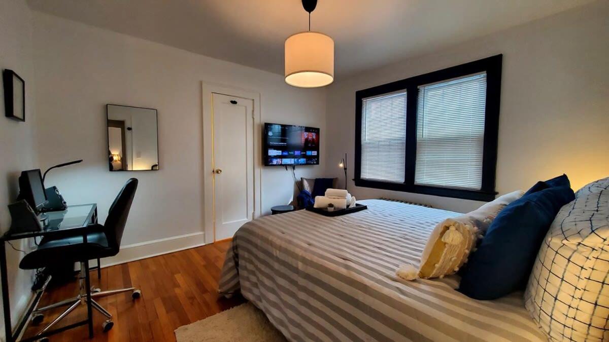 The Blue Sapphire 2BR 2 King beds & ample backyard