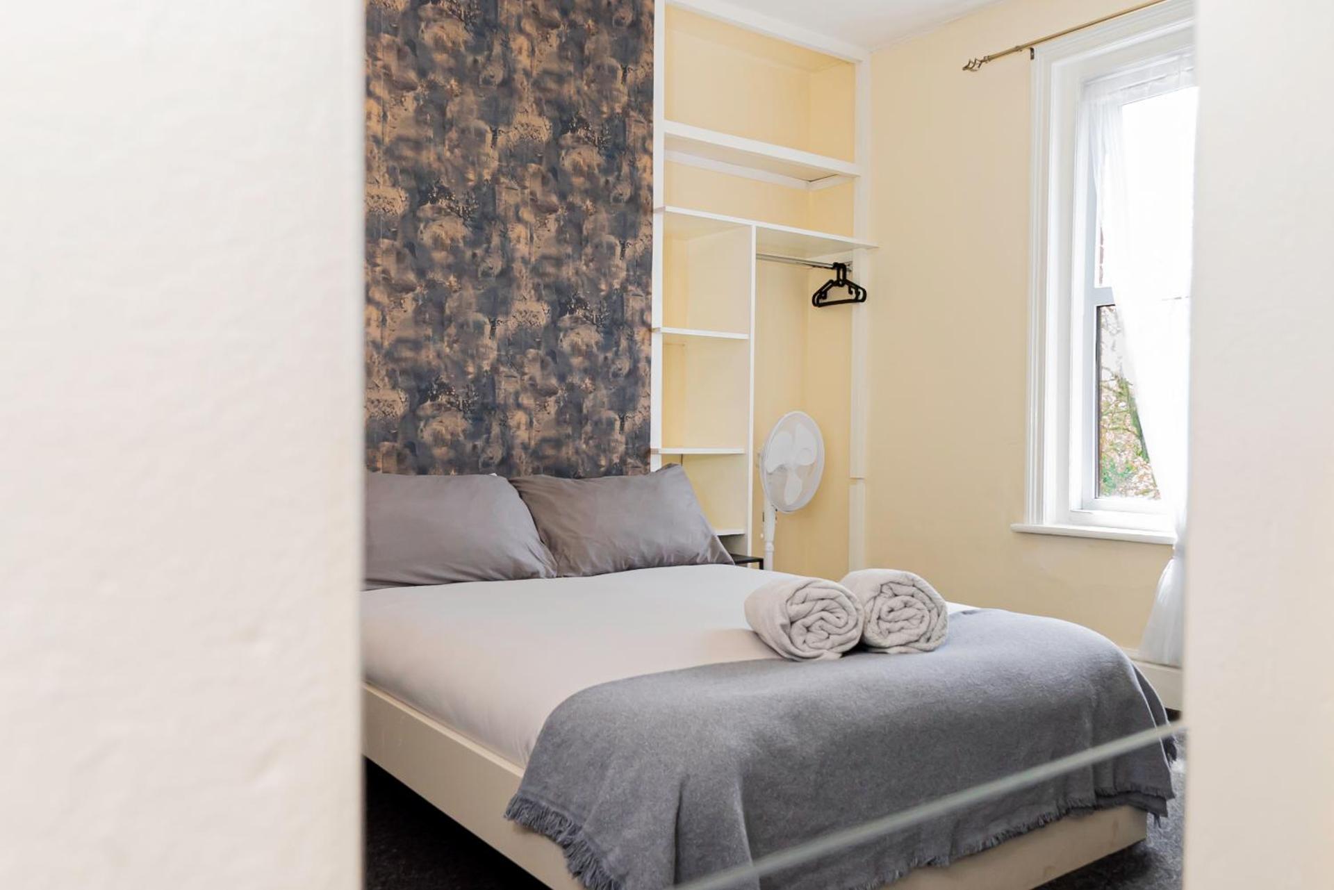 Shirley House 5, Guest House, Self Catering, Self Check in with smart locks, use of Fully Equipped Kitchen, close to City Centre, Ideal for Longer Stays and Fawley contractors