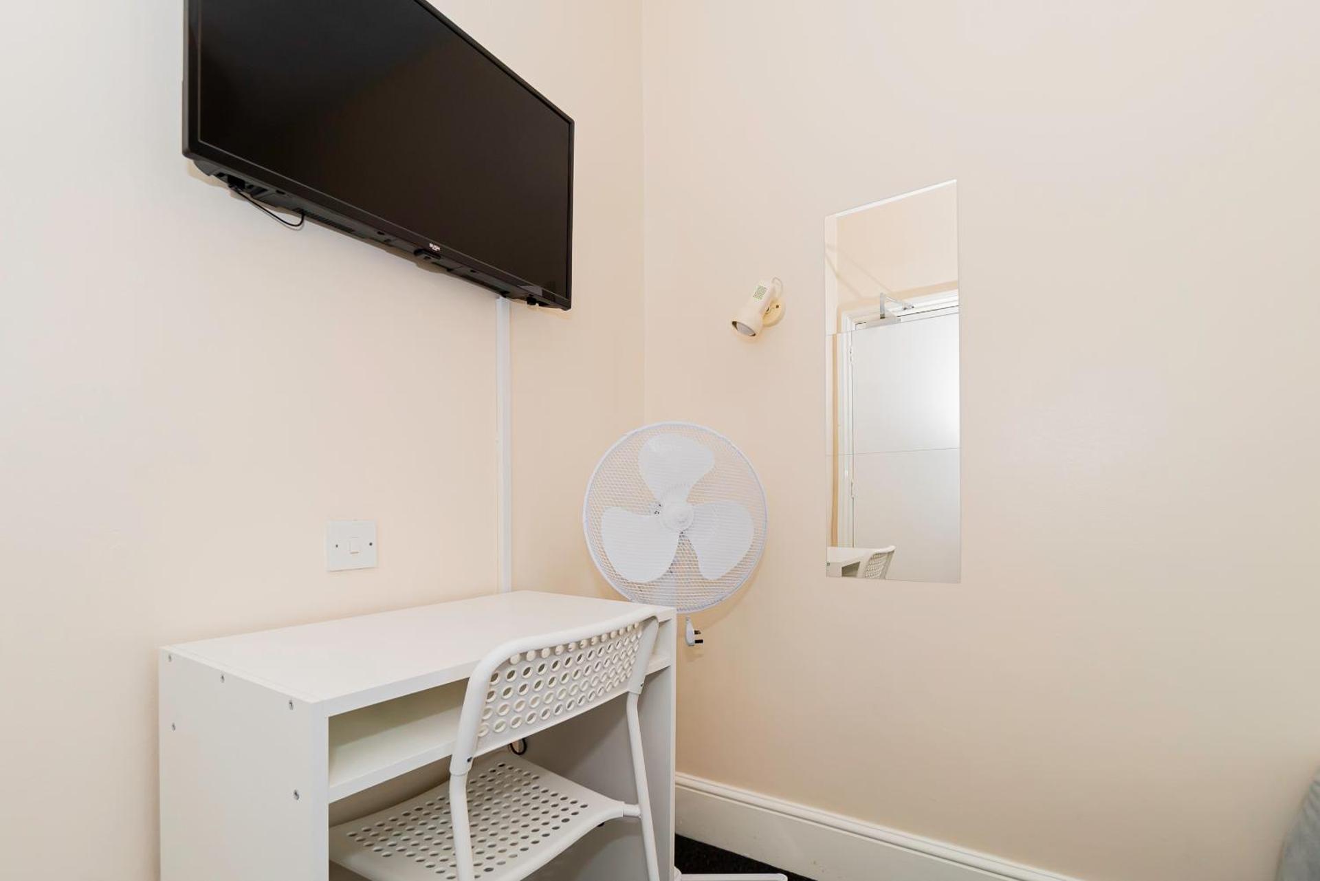 Shirley House 5, Guest House, Self Catering, Self Check in with smart locks, use of Fully Equipped Kitchen, close to City Centre, Ideal for Longer Stays and Fawley contractors