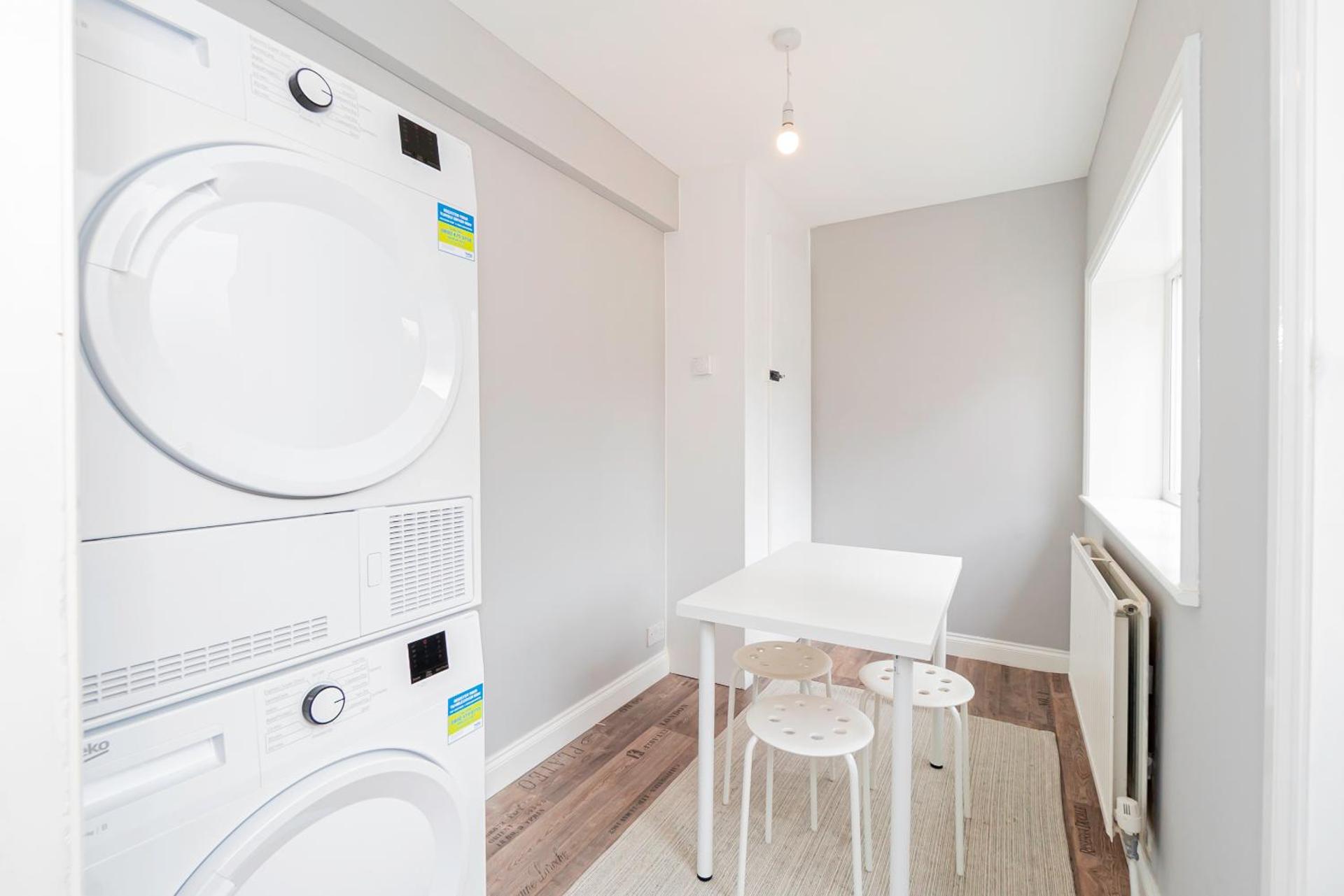 Shirley House 5, Guest House, Self Catering, Self Check in with smart locks, use of Fully Equipped Kitchen, close to City Centre, Ideal for Longer Stays and Fawley contractors