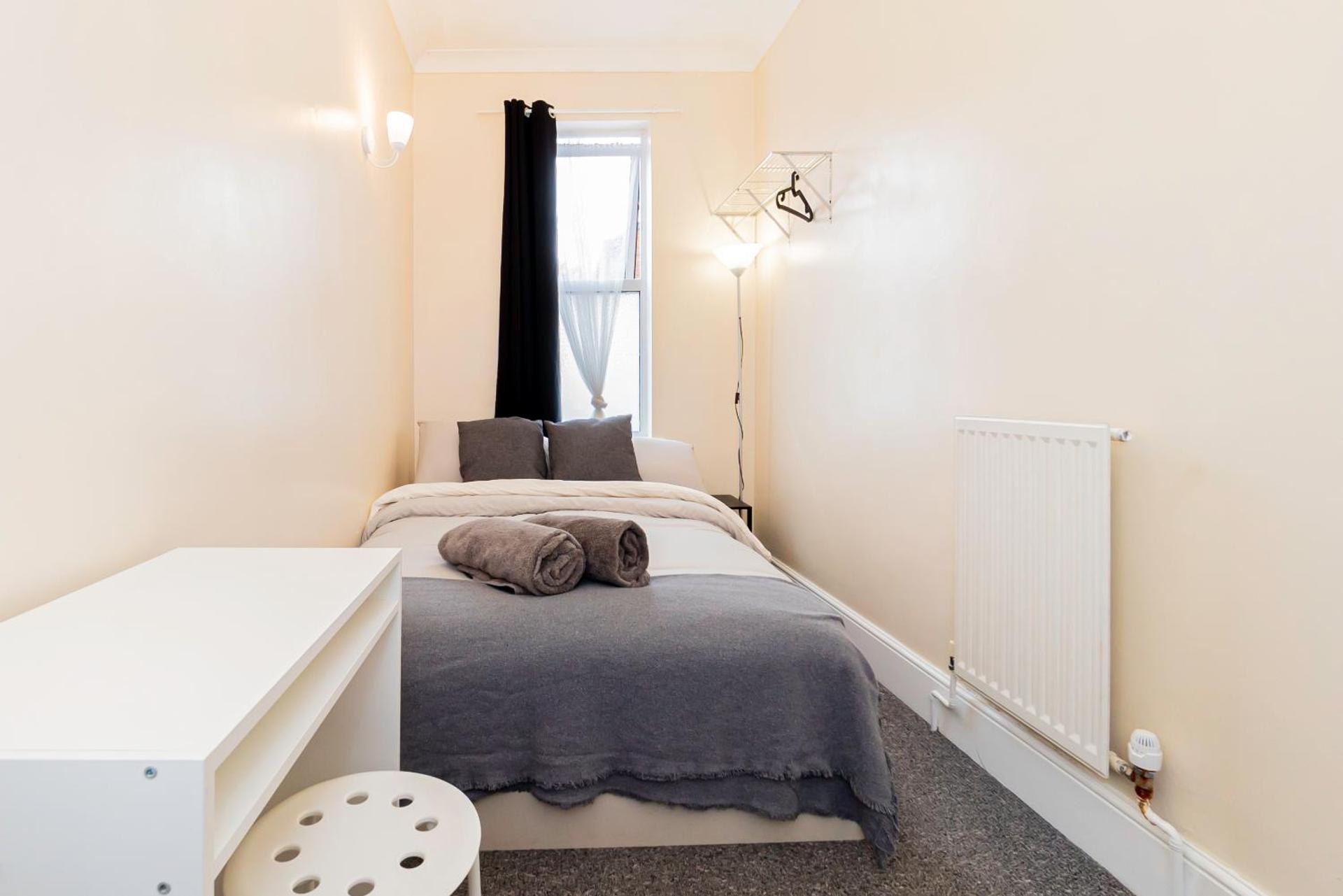 Shirley House 5, Guest House, Self Catering, Self Check in with smart locks, use of Fully Equipped Kitchen, close to City Centre, Ideal for Longer Stays and Fawley contractors