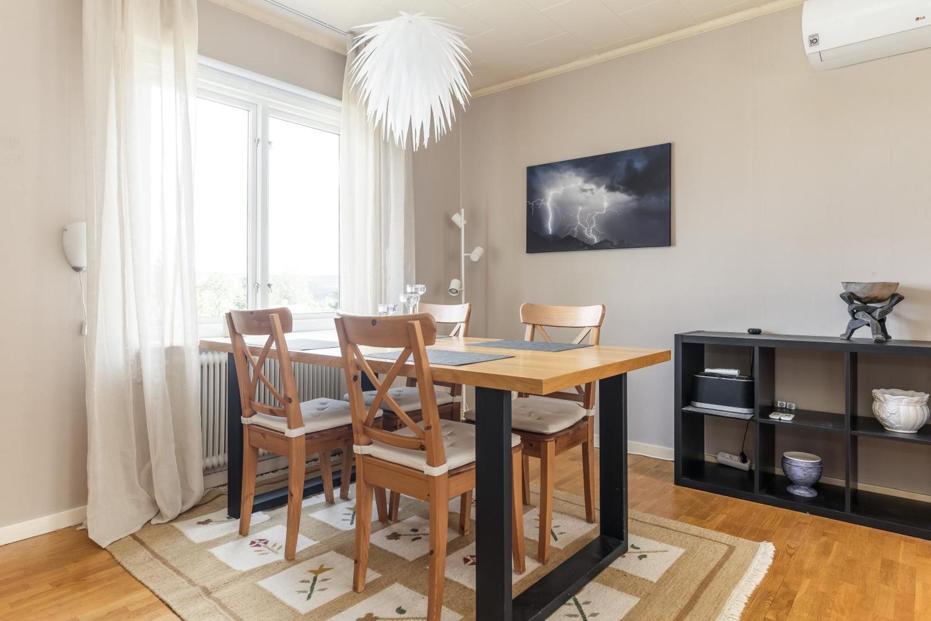 Relaxing Family Home Near The Lake