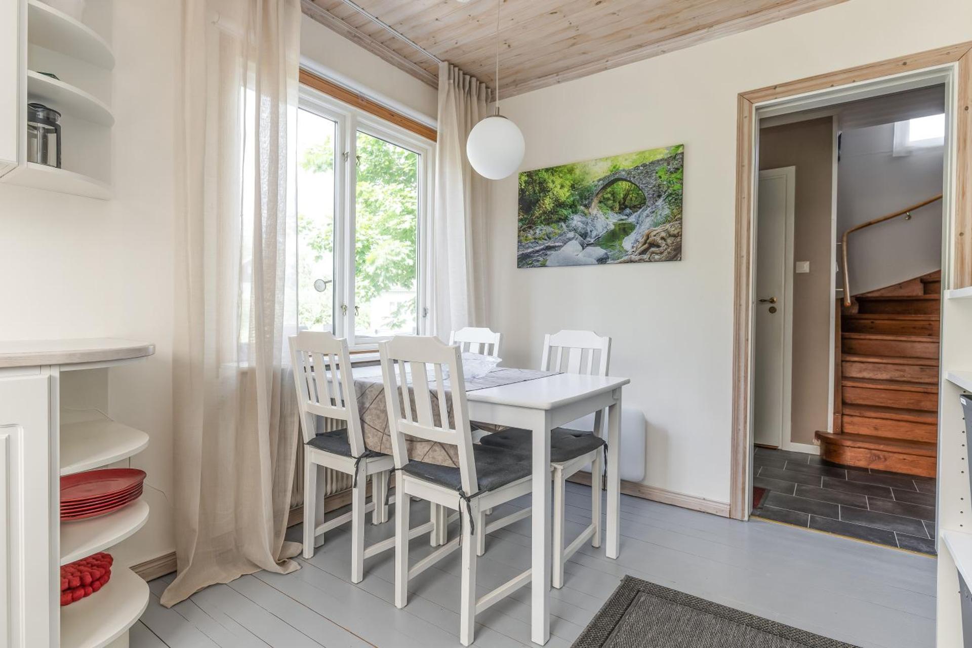 Relaxing Family Home Near The Lake