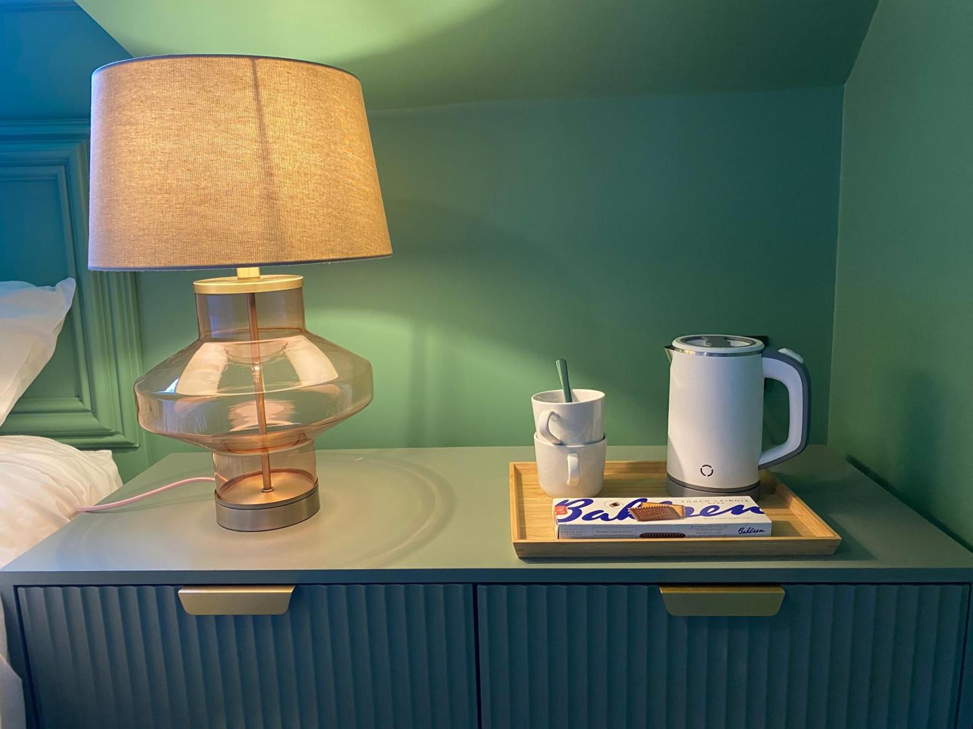 ROOMS AT THE QUAYSIDE - stylish en-suite rooms on Poole Quay all fully refurbed