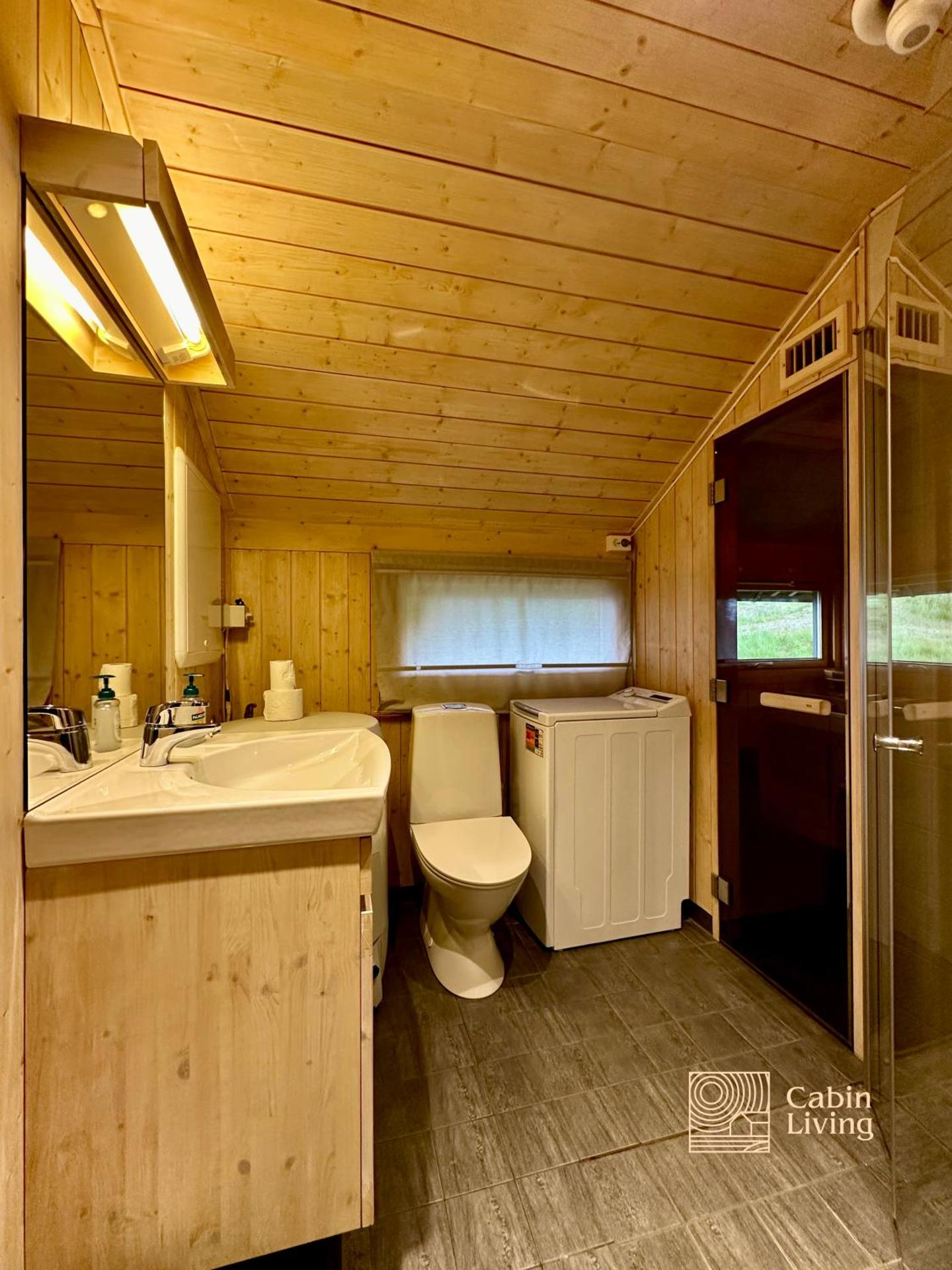 Modern sports cabin on Sjusjøen with sauna and waxing room