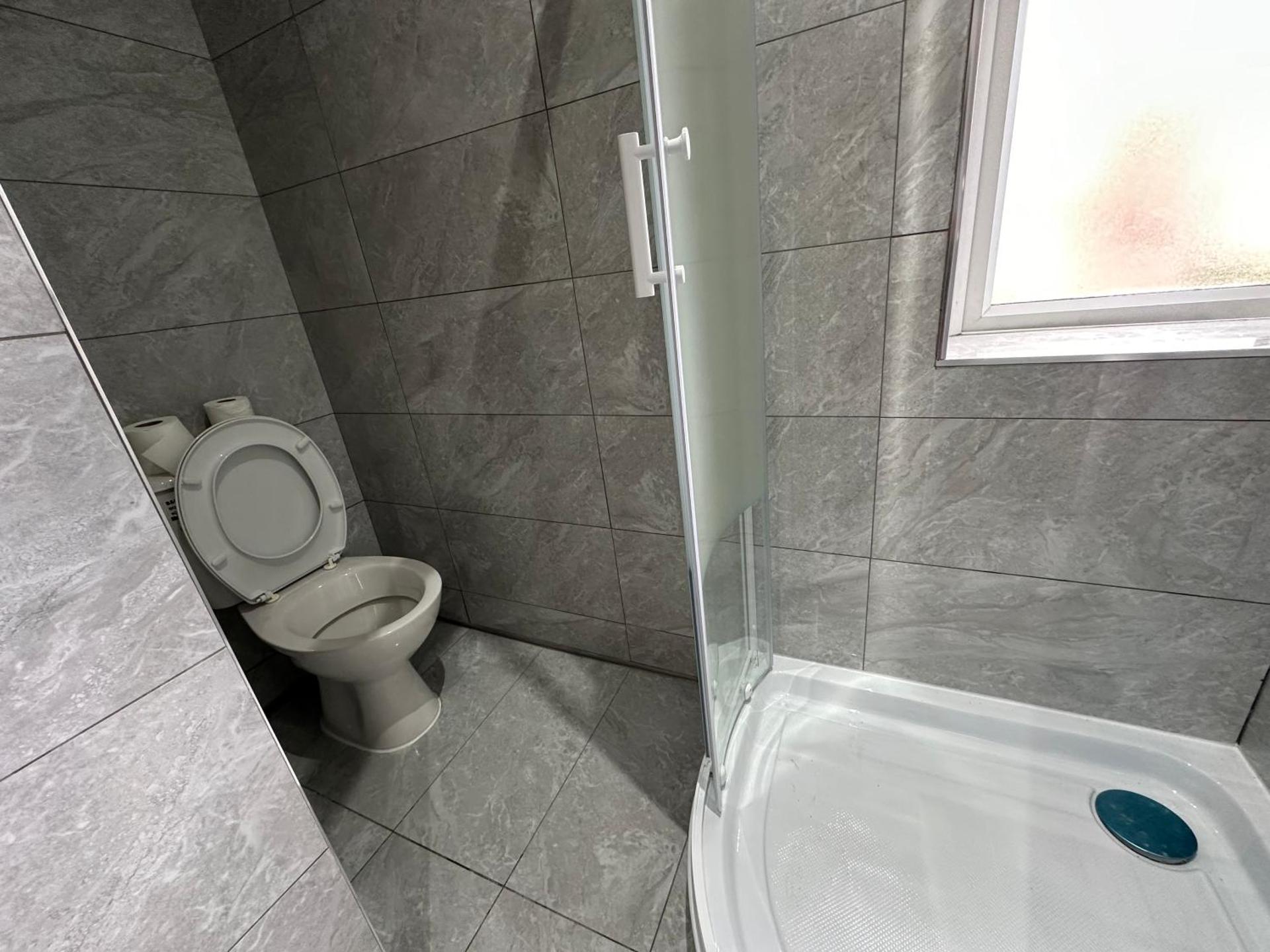 Double Room With Free WiFi Keedonwood Road