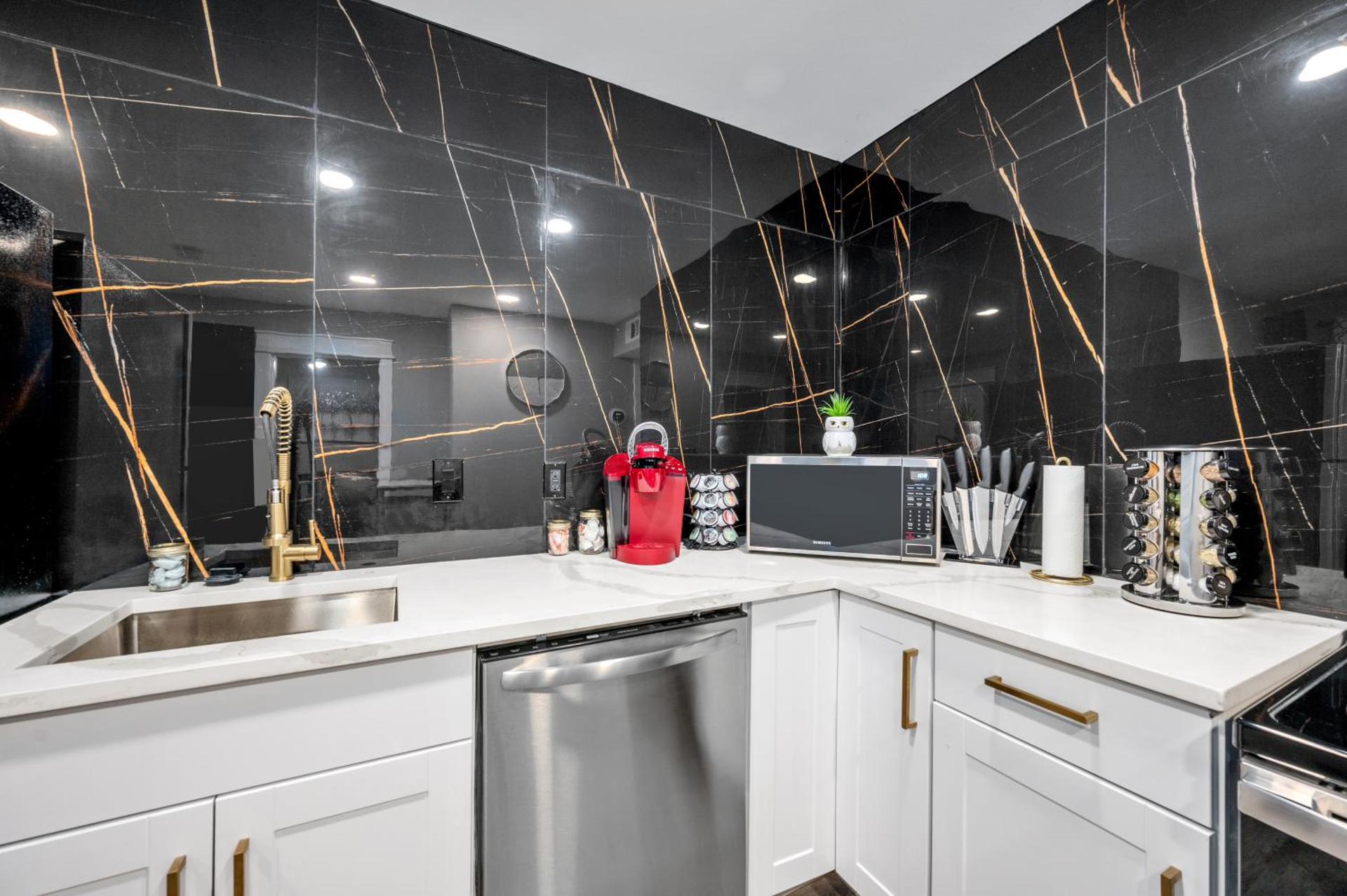 Warm Heights 2BR with Pool & Free Parking