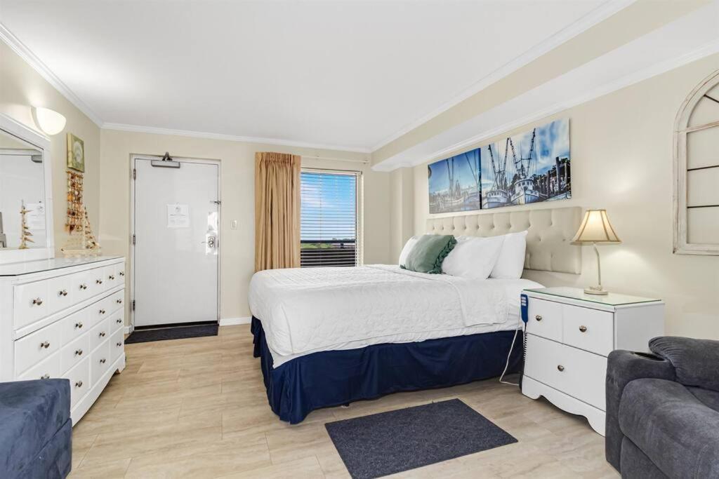 WINTER RATES! Ready Set and Relax, Oceanfront Suite w Jetted tub! B 1134