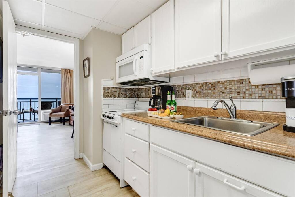 WINTER RATES! Ready Set and Relax, Oceanfront Suite w Jetted tub! B 1134