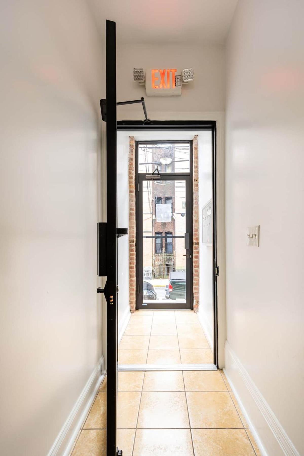 Modern West Hoboken 1- Bed 15 Minute Commute To NYC