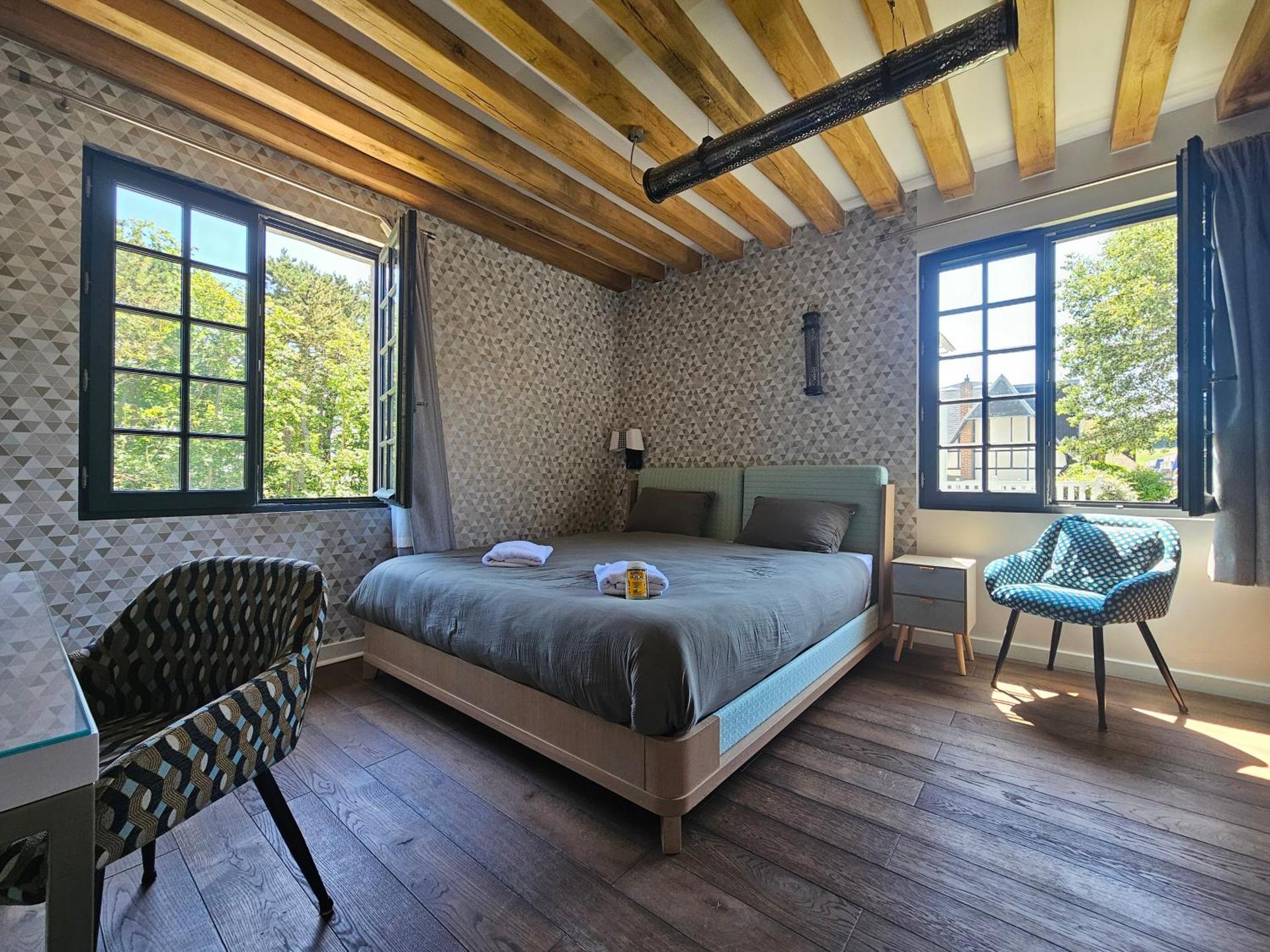 Villa d'exception, 5 chambres, 20m plage, spa.